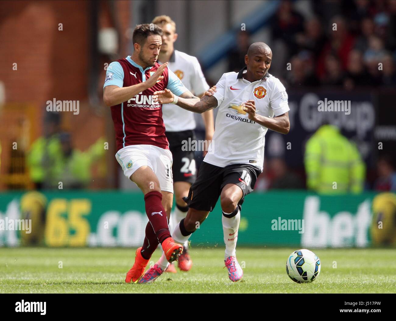 DANNY INGS ASHLEY GIOVANI BURNLEY V MANCHESTER BURNLEY V MANCHESTER UNITED TURF MOOR BURNLEY INGHILTERRA 30 Agosto 2014 Foto Stock