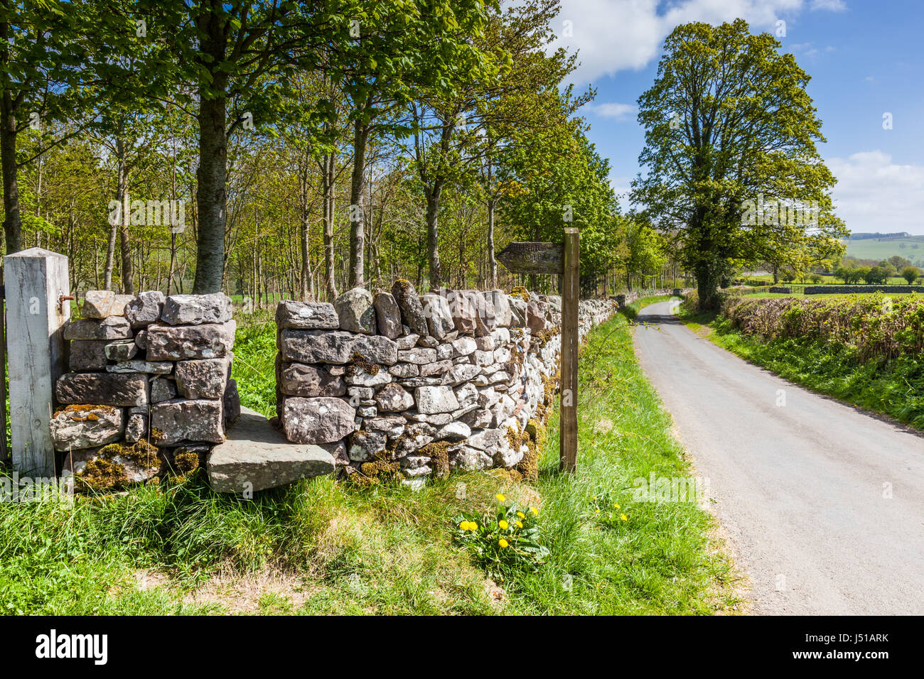 Un sentiero pubblico lascia una corsia non classificato vicino Askham, Lowther, Penrith, Cumbria Foto Stock