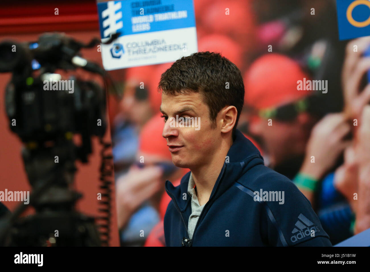 Triatleta Jonny Brownlee chat con la BBC al Jonny Brownlee pietra miliare nella città di acquisizione a Leeds Town Hall, precedendo la Columbia Threadneedle World Triathlon Leeds il decimo e undicesimo Giugno 2017.PRESS ASSOCIATION foto. Picture Data: lunedì 15 maggio, 2017. Foto di credito dovrebbe leggere: Barrington Coombs/PA FILO Foto Stock