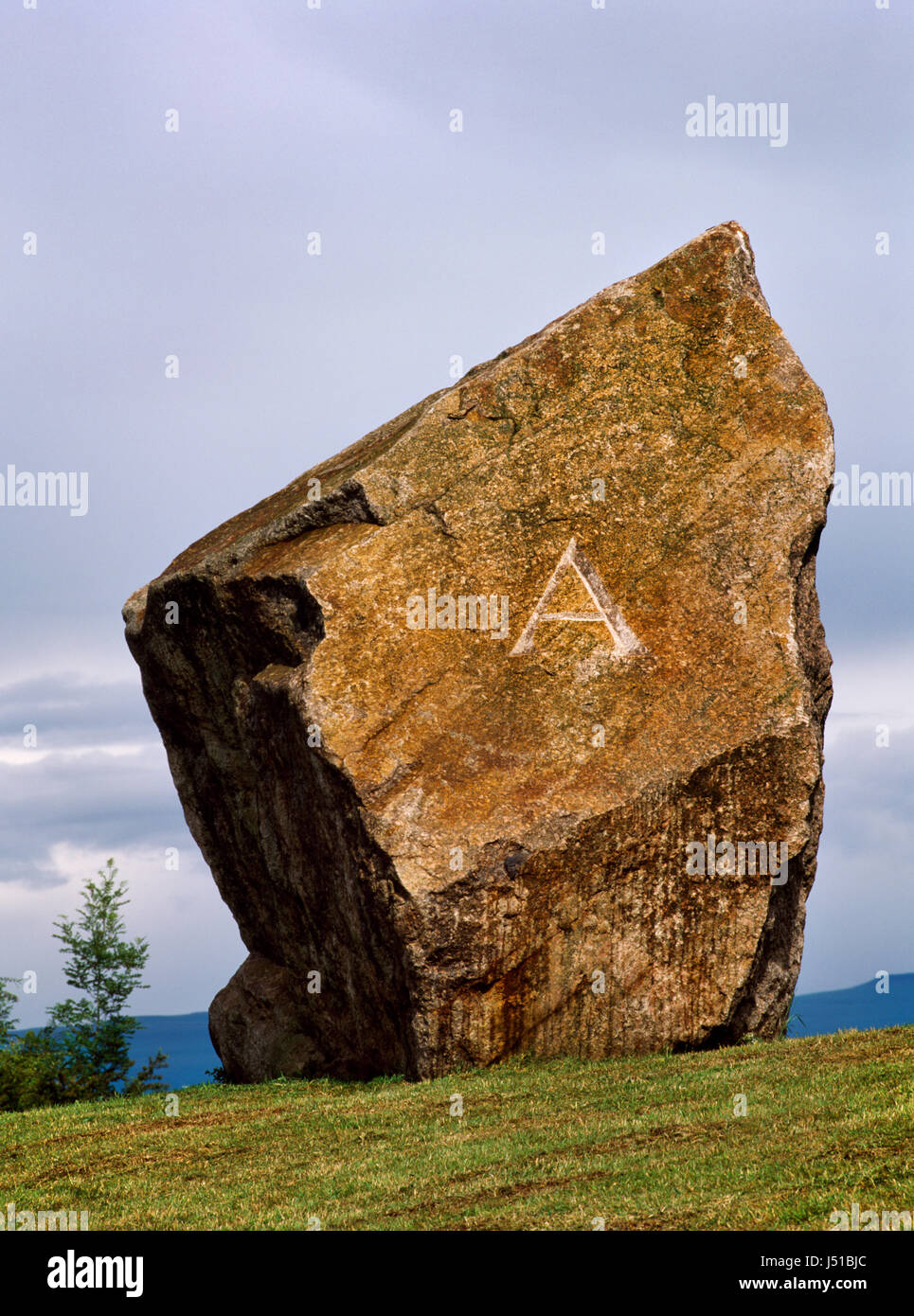 Il Eden Monumento Millenario, Cumbria, una 50-tonnellata blocco di granito da Shap quarry dedicata dal vescovo di Penrith il 2 luglio 2000. Una è per alpha. Foto Stock