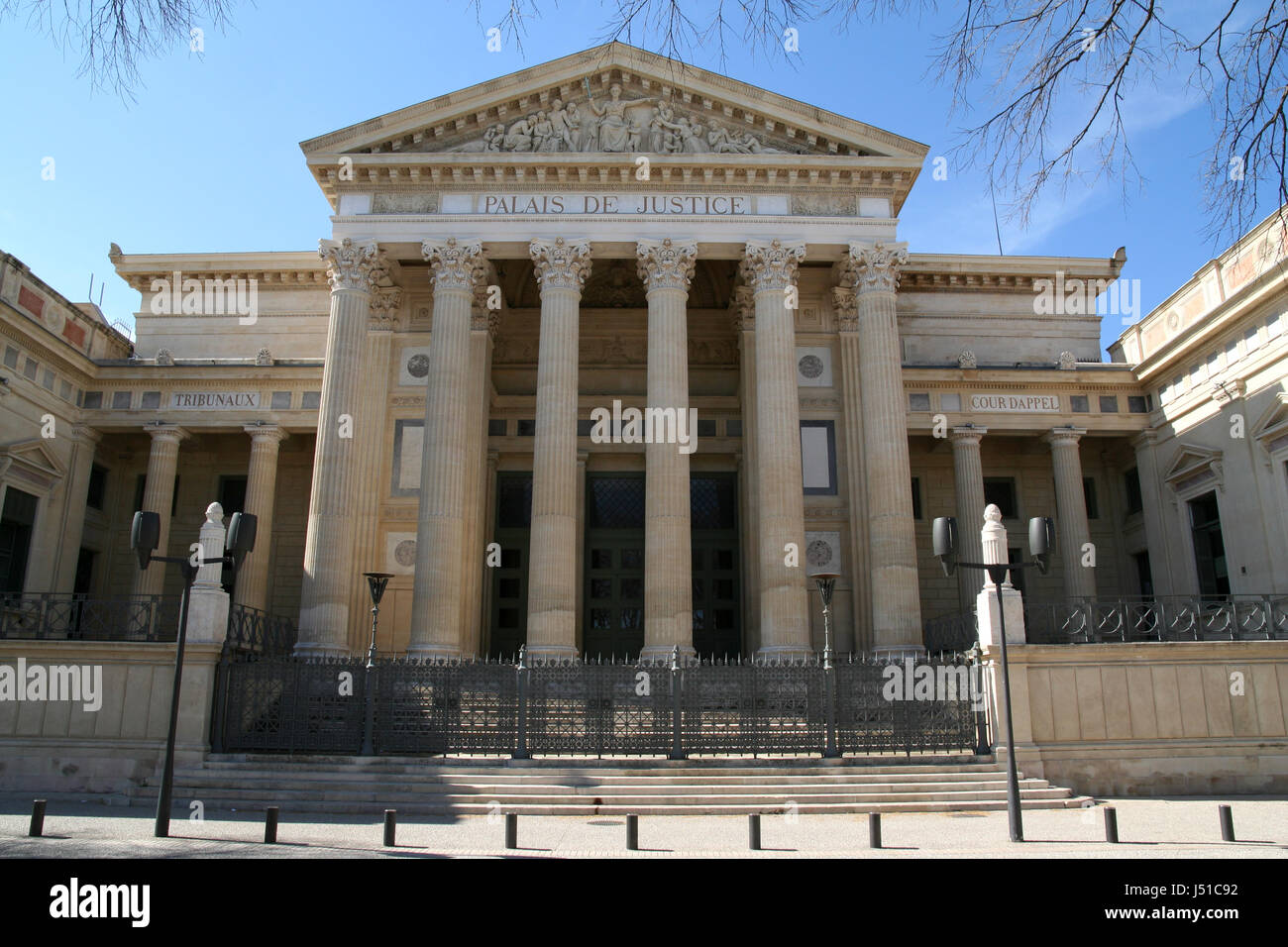 Nimes Francia, Palais de Justice costruito nel classico stile greco. Foto Stock