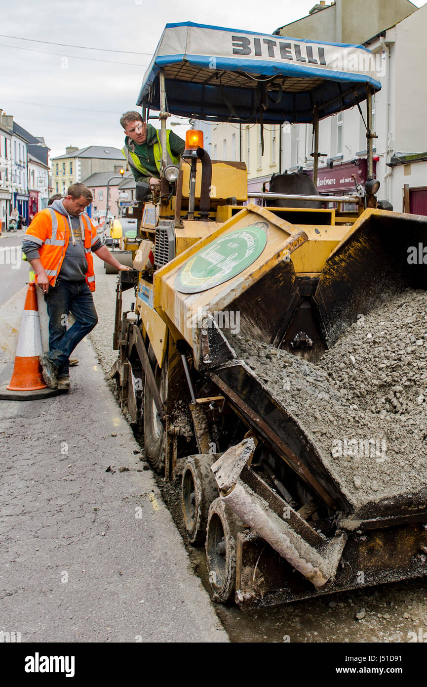 Bitelli BB632 Asfaltatura Macchina funzionante in Schull Main Street, Schull, West Cork, Irlanda con copia spazio. Foto Stock