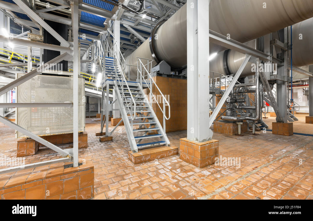 Scale accanto al tamburo di raffreddamento stampo in corrispondenza di un impianto per la produzione di nitrato di ammonio Foto Stock