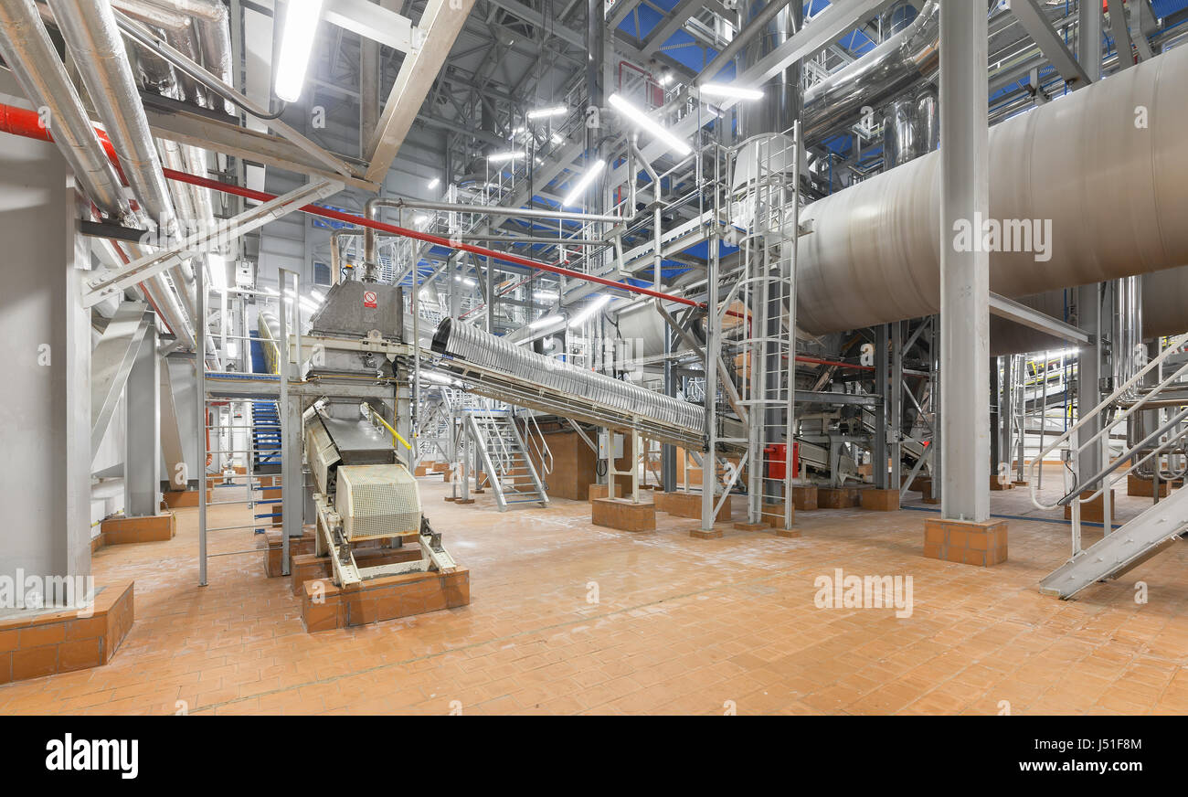 Il sistema di trasporto e il tamburo dello stampo all'impianto per la produzione di nitrato di ammonio Foto Stock