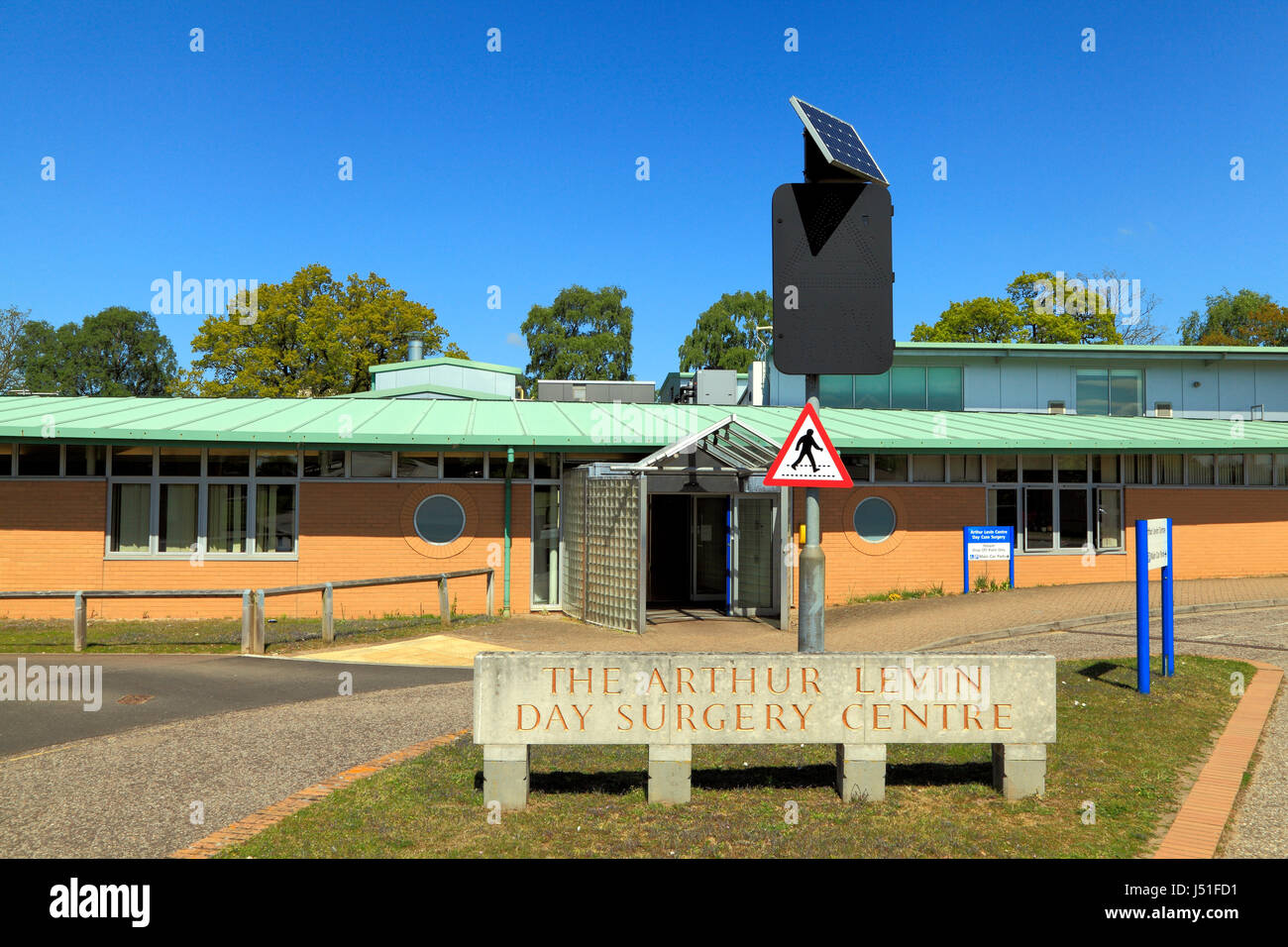 Kings Lynn, Queen Elizabeth Hospital, Arthur Levin giorno Centro chirurgico, Norfolk, Inghilterra REGNO UNITO, inglese negli ospedali, NHS, Segno Foto Stock