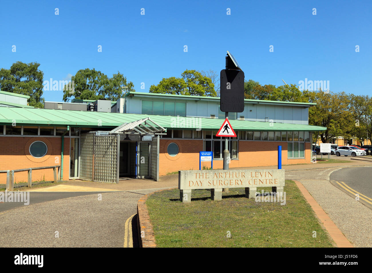Kings Lynn, Queen Elizabeth Hospital, Arthur Levin giorno Centro chirurgico, Norfolk, Inghilterra REGNO UNITO, inglese negli ospedali, NHS, Segno Foto Stock