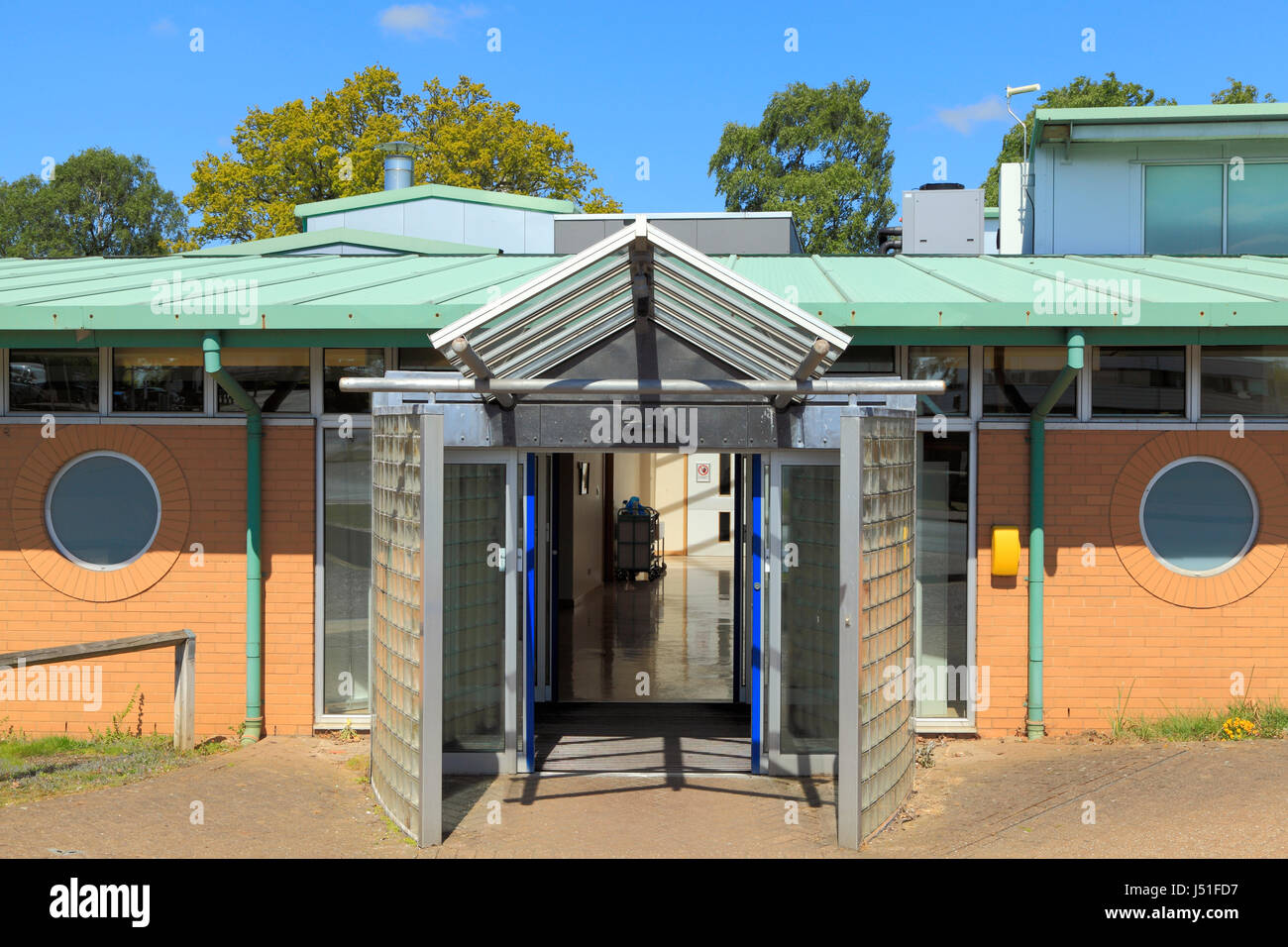 Kings Lynn, Queen Elizabeth Hospital, Arthur Levin giorno Centro chirurgico, Norfolk, Inghilterra REGNO UNITO, inglese negli ospedali, NHS, Segno Foto Stock