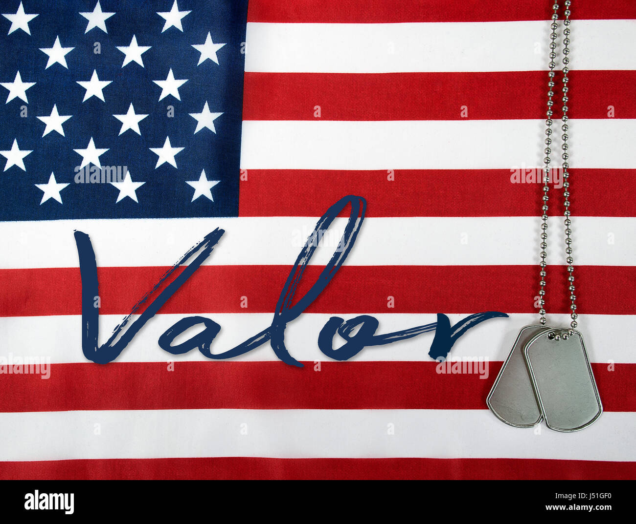 Parola valor e dog tags militari sulla bandiera americana Foto Stock