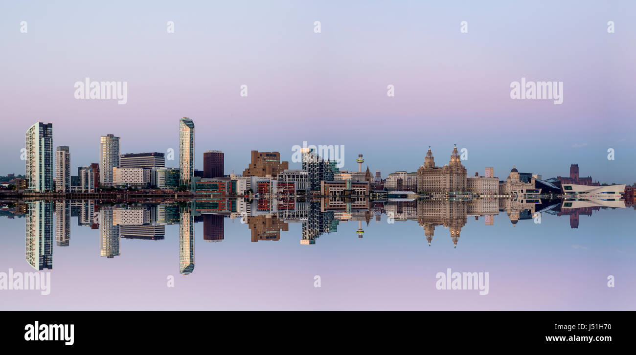 Liverpool sky shot sul fiume Mersey con la cinghia di Venere in background Foto Stock