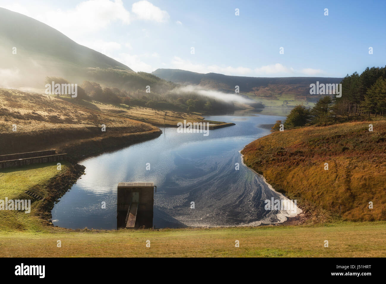 Stramazzo presso la colomba pietre con serbatoio leggermente la nebbia e cielo blu , Oldham, Saddleworth, REGNO UNITO Foto Stock