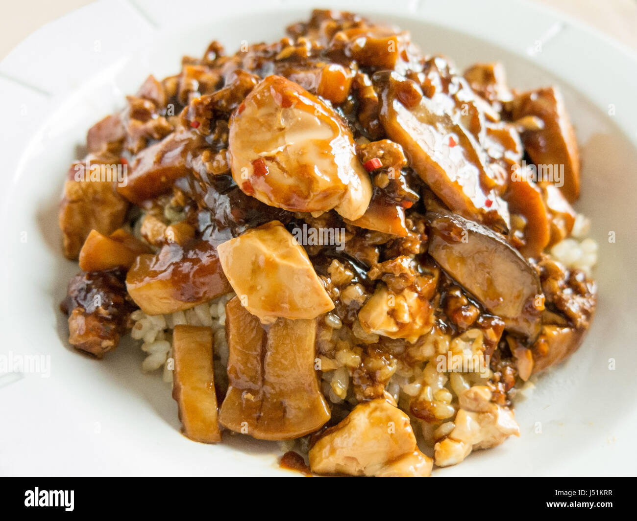 Spicy Mapo Tofu con carne di maiale macinata e fungo su jasmine riso marrone Foto Stock