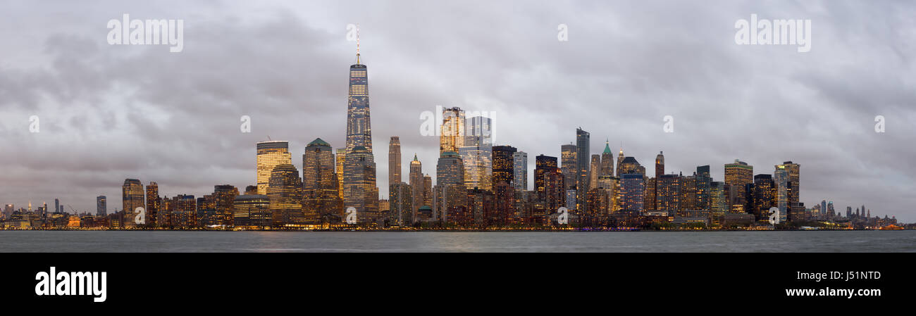 Skyline di Manhattan panorama al tramonto dal New Jersey, New York, Stati Uniti d'America Foto Stock