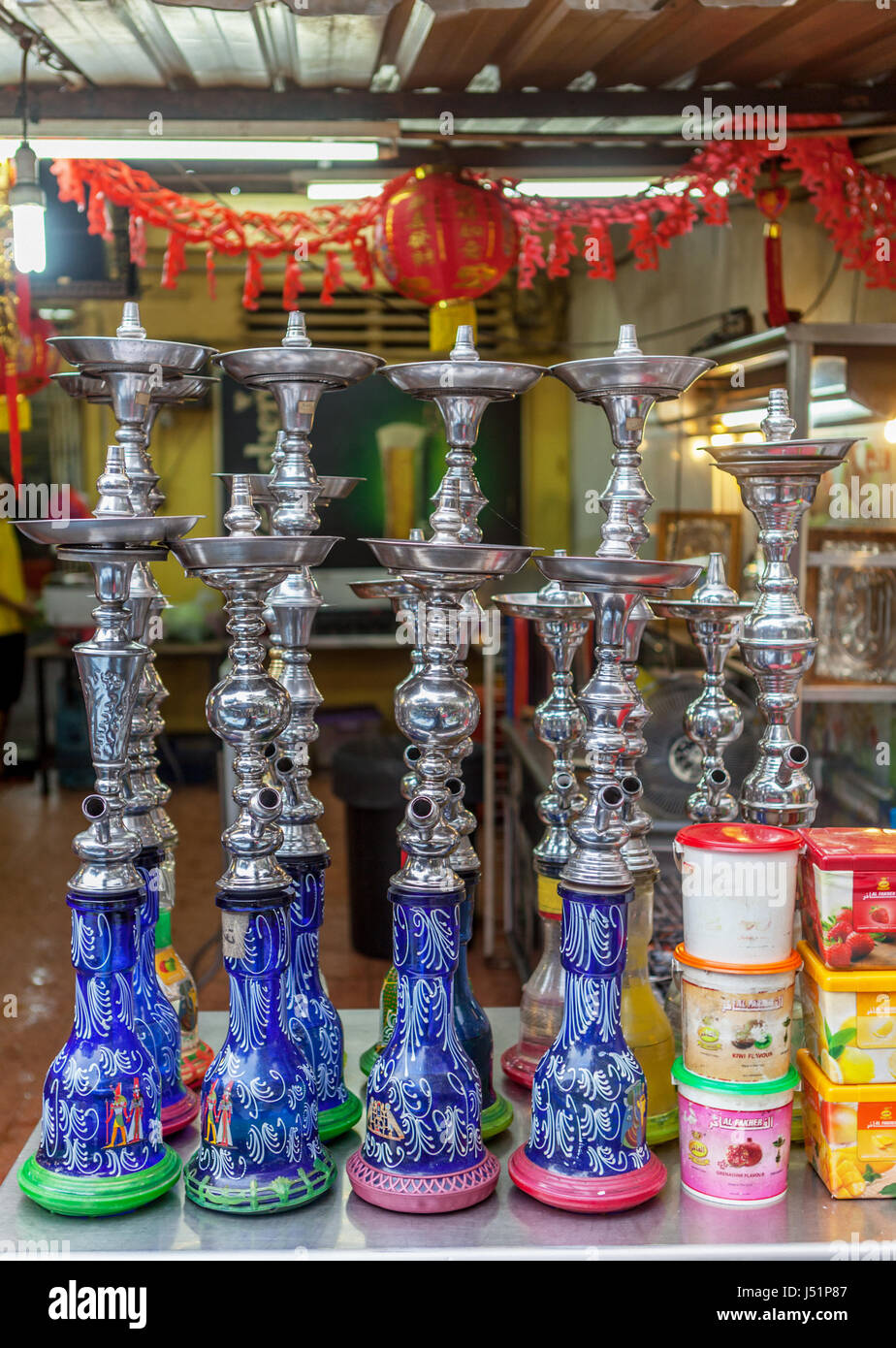 Bagno turco tubi d'acqua, anche chiamato shisha, sheesha o narghilè, sono in vendita su un fornitore di stand di Kuala Lumpur in Malesia. Foto Stock