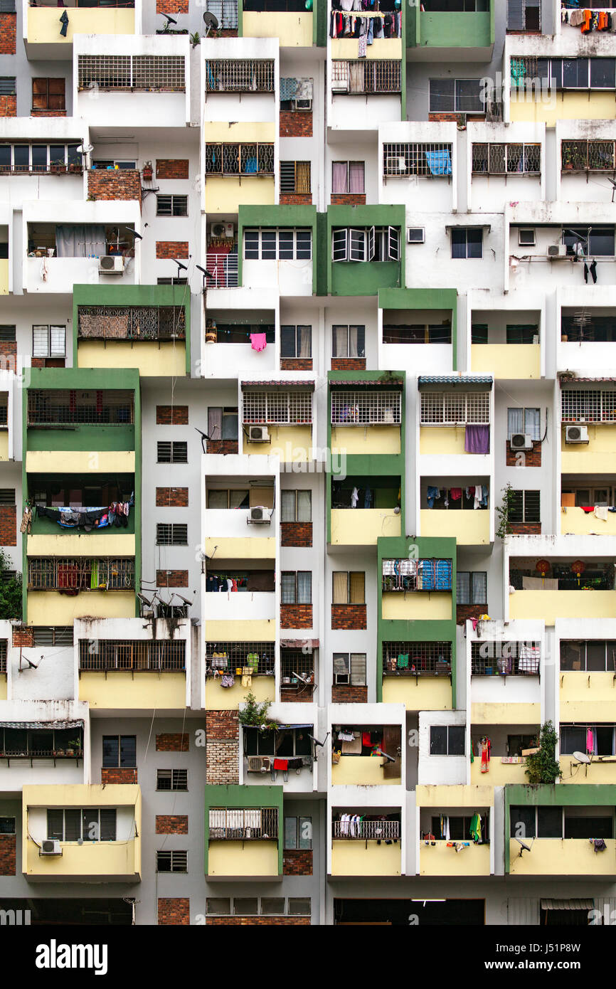 Uno dei centinaia di multi-livello, multi-famiglia alto-aumento tenement edifici nel centro cittadino di Kuala Lumpur, Malesia, sud-est asiatico. Foto Stock