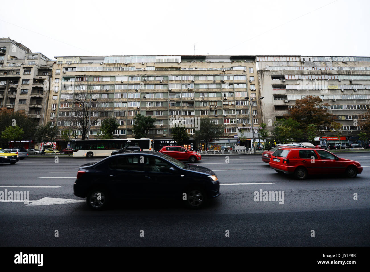 Il traffico su Nicolae Bălcescu avenue in Bucharest city center. Foto Stock