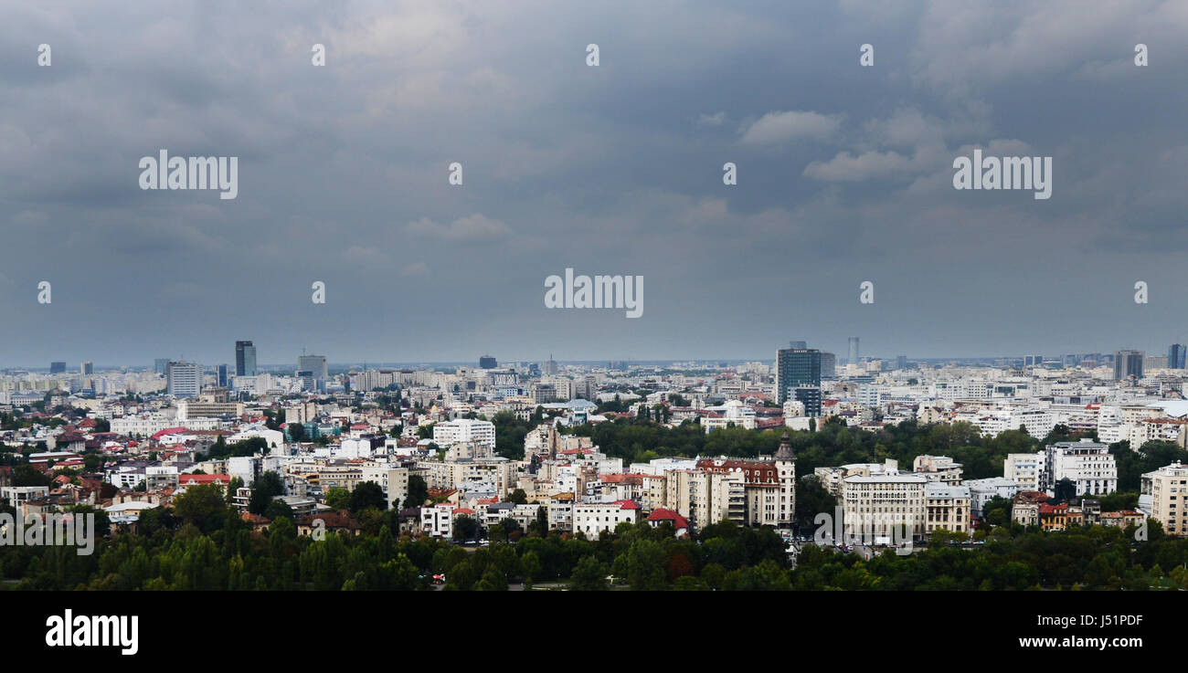 Viste di Bucarest come visto dal tetto del parlamento rumeno edificio. Foto Stock