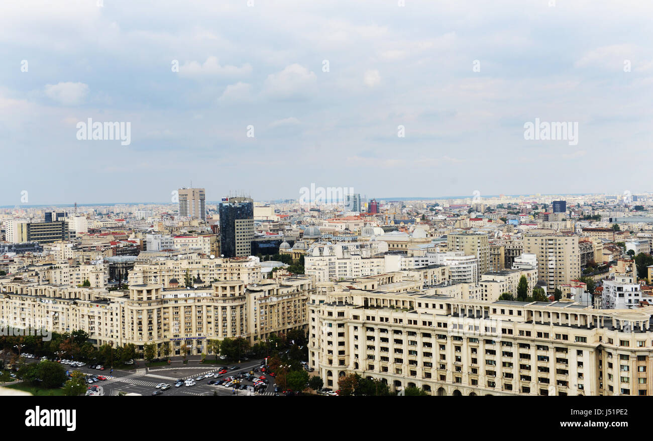 Viste di Bucarest come visto dal tetto del parlamento rumeno edificio. Foto Stock