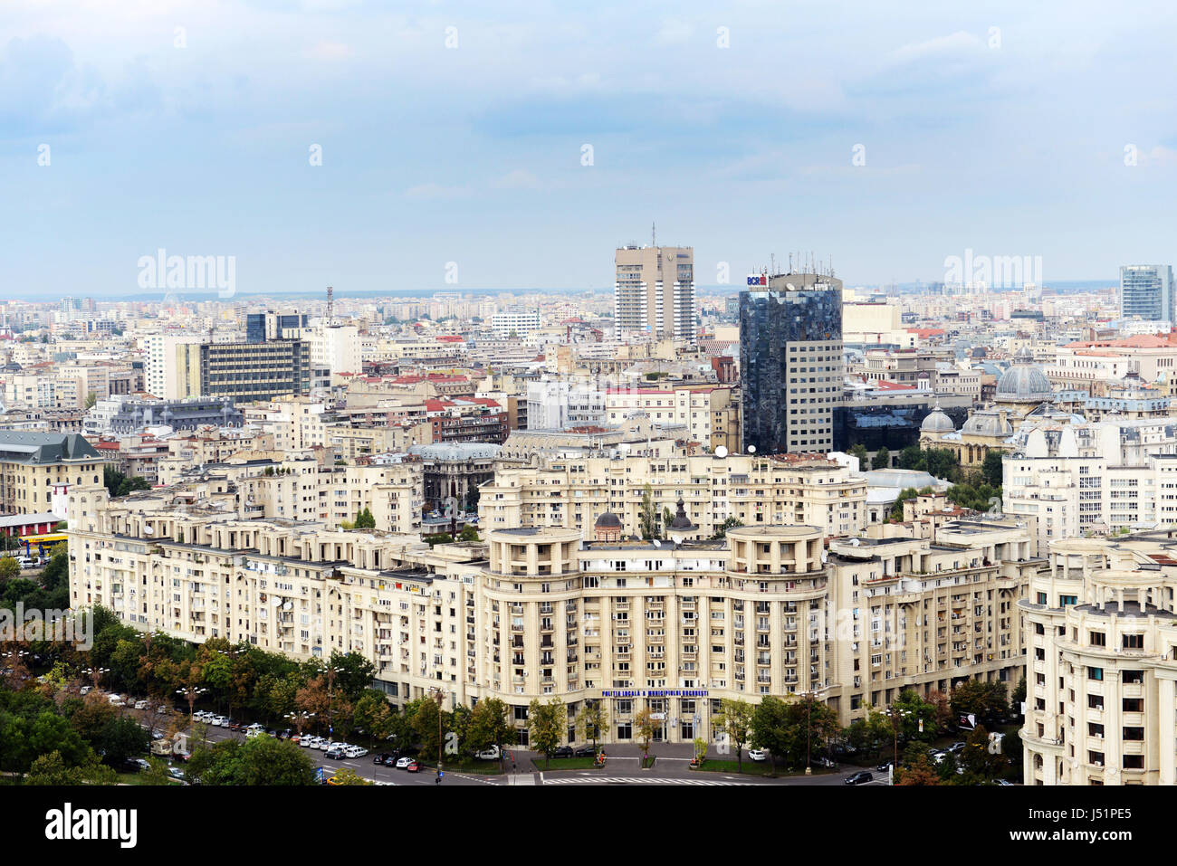 Viste di Bucarest come visto dal tetto del parlamento rumeno edificio. Foto Stock