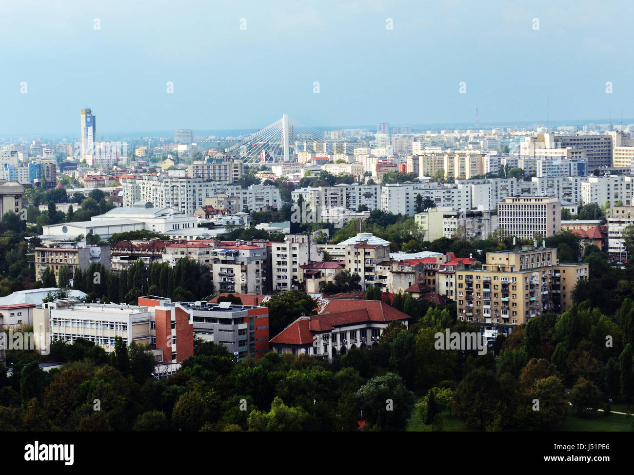 Viste di Bucarest come visto dal tetto del parlamento rumeno edificio. Foto Stock