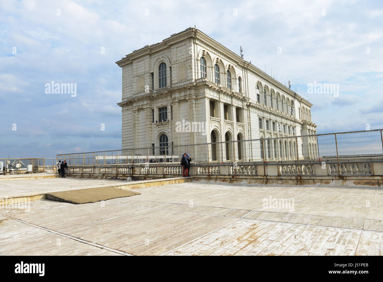 Il Parlamento rumeno edificio da uno dei tetti degli edifici del complesso. Foto Stock