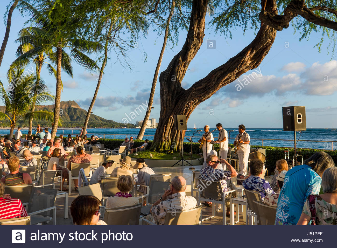 Hawaiian Musicisti Serenade Patroni Sotto Un Secolare Albero Kiawe Presso La Casa Senza Una Chiave Ristorante Halekulani Hotel Spiaggia Di Waikiki Honolulu O Foto Stock Alamy Hawaiian Musicisti Serenade Patroni Sotto Un Secolare Albero Kiawe Presso La Casa Senza Una Chiave Ristorante Halekulani Hotel Spiaggia Di Waikiki Honolulu O Foto Stock Alamy