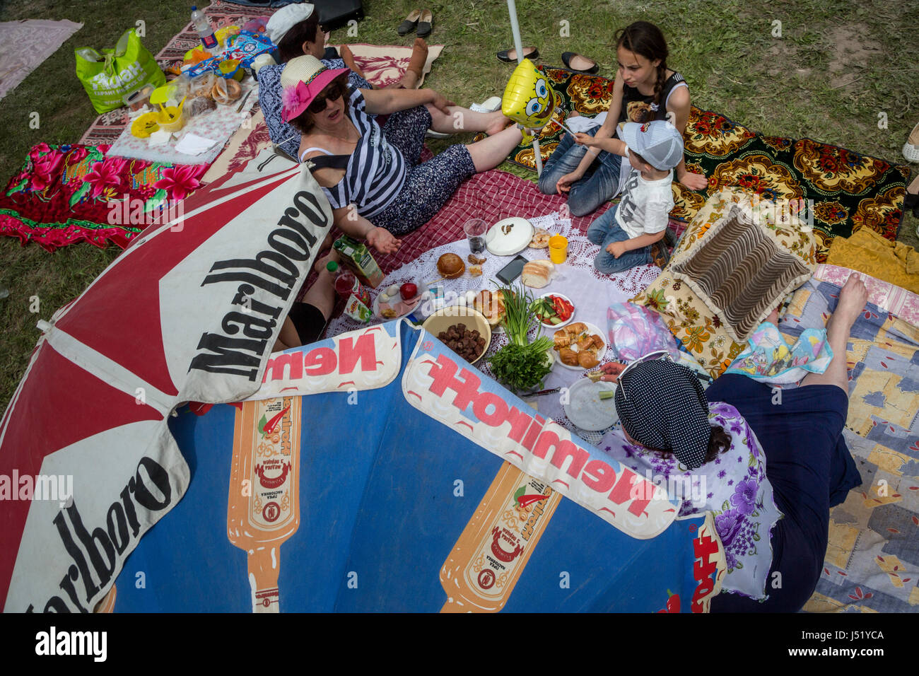 Famiglia tartara sulla tradizione picnic durante la celebrazione tatar Hıdırellez vacanze a Bakhchisaray distretto di Crimea Repubblica Foto Stock