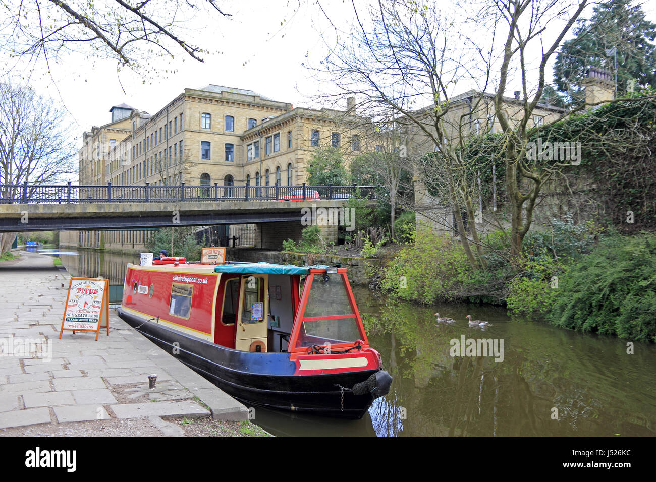 Barca stretta, Tito, utilizzato per brevi gite lungo il Leeds e Liverpool Canal, Saltaire, Bradford Foto Stock