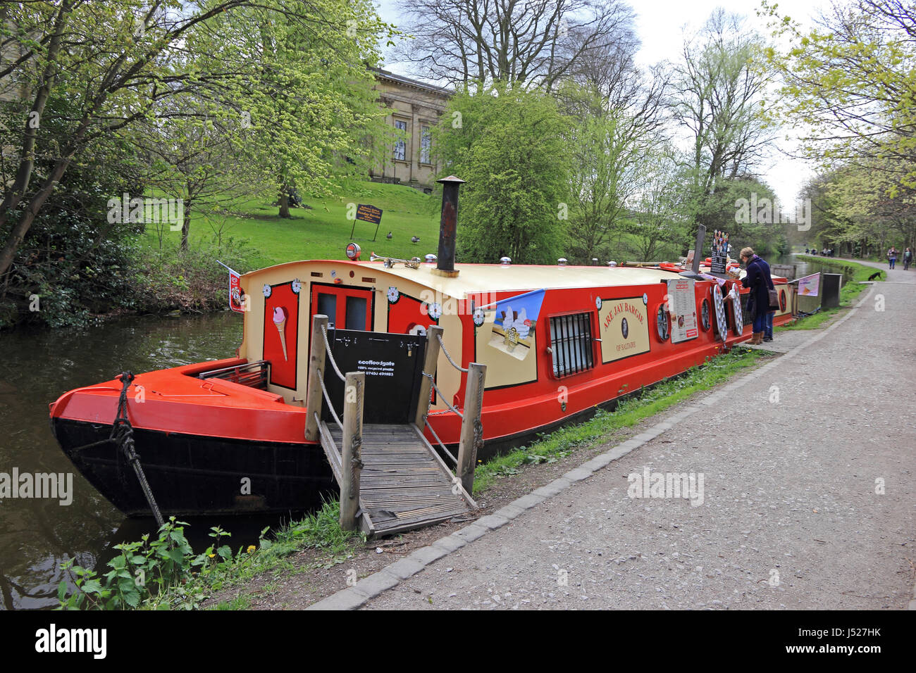 Sono Jay Bargie di Saltaire, una chiatta che serve cucina take away, bevande e gelati, su Leeds e Liverpool Canal, Saltaire, Bradford Foto Stock