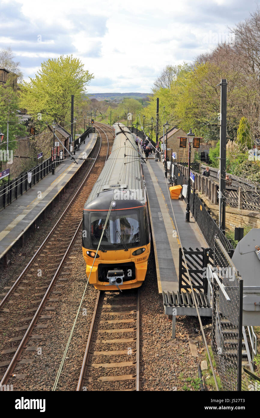 Impianto elettrico, Multi tensione unità Muliple sul treno passeggeri uscenti dalla stazione di Saltaire, Bradford Foto Stock