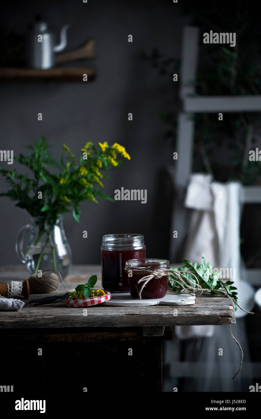 Marmellate fatte in casa in un paese in cucina Foto Stock