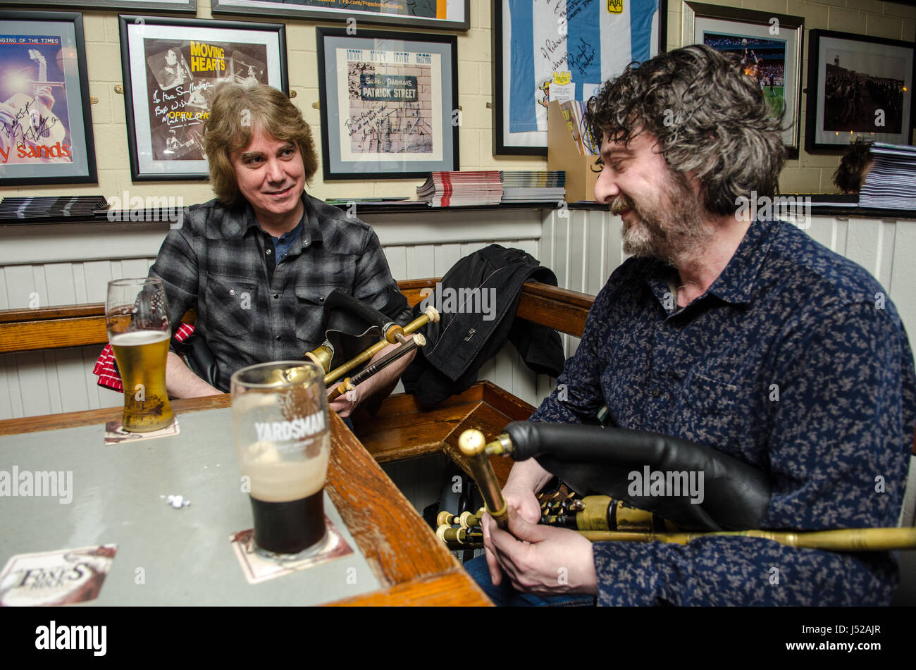Irlandese tradizionale sessione Folk Belfast Bar Girasole Foto Stock