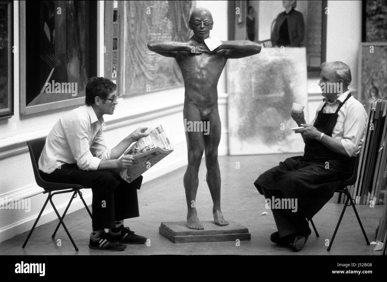 Il personale della National Gallery di Londra Regno Unito prendendo una pausa di lavoro 1986 Foto Stock