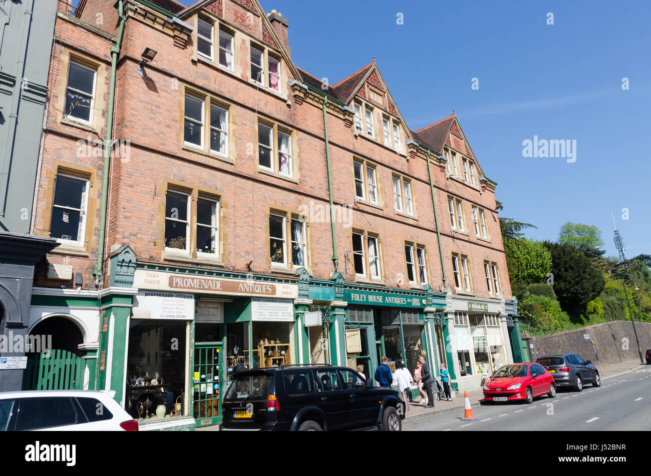 Antichi e i negozi di seconda mano in Worcester Road, Great Malvern, Worcestershire Foto Stock