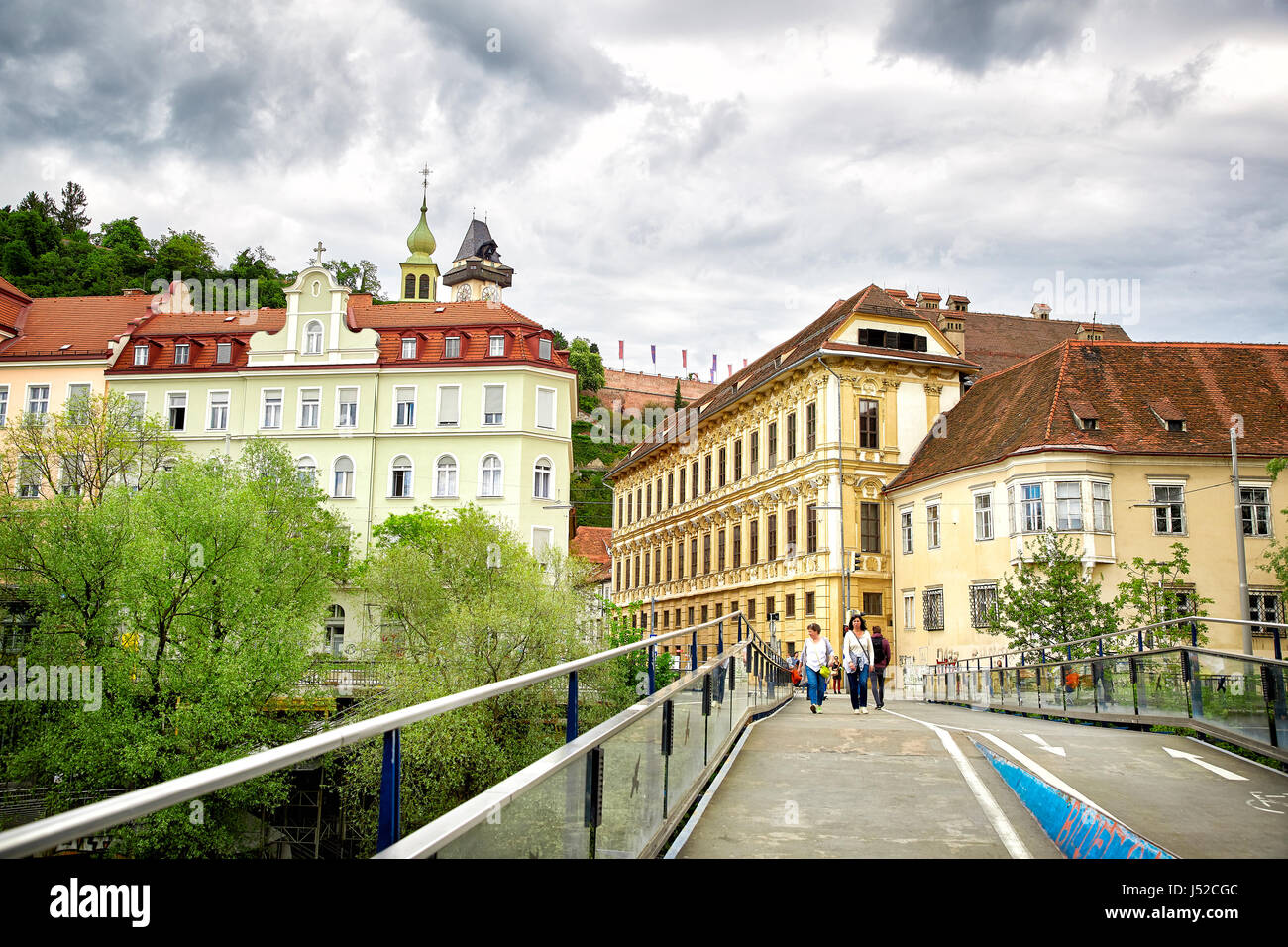 Graz, Austria - 7 Maggio 2017: vista panoramica della città di Graz e il ponte che attraversa il fiume Mur Foto Stock