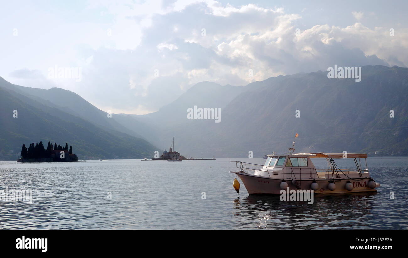 Barca sul mare di Kotor, Montenegro Foto Stock