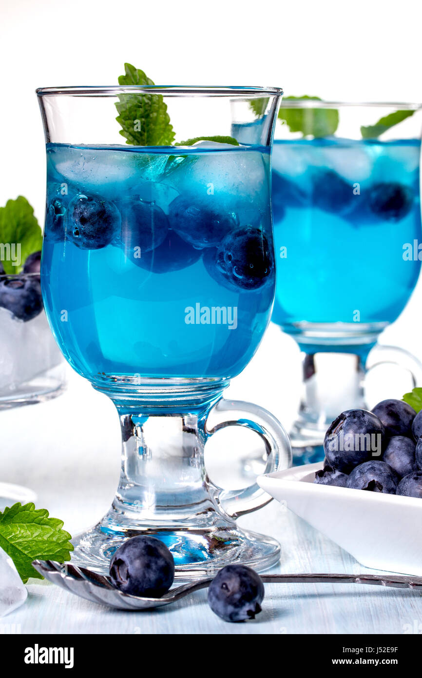 Cocktail alcolico con mirtilli e menta Foto Stock