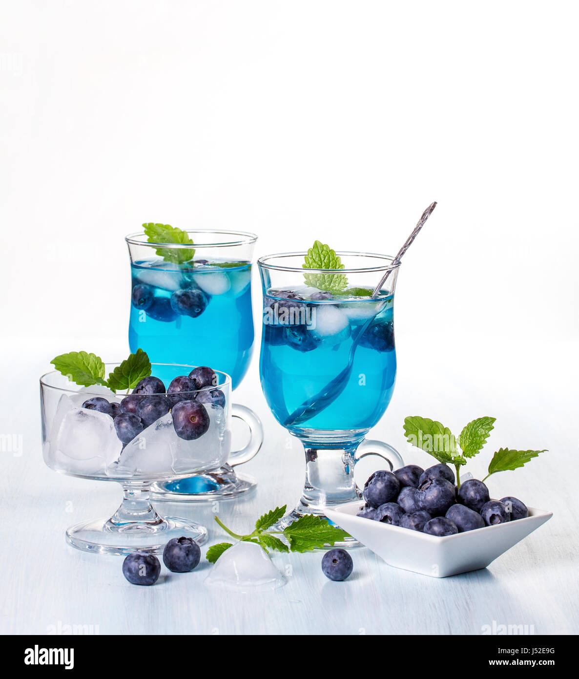 Cocktail alcolico con mirtilli e menta Foto Stock