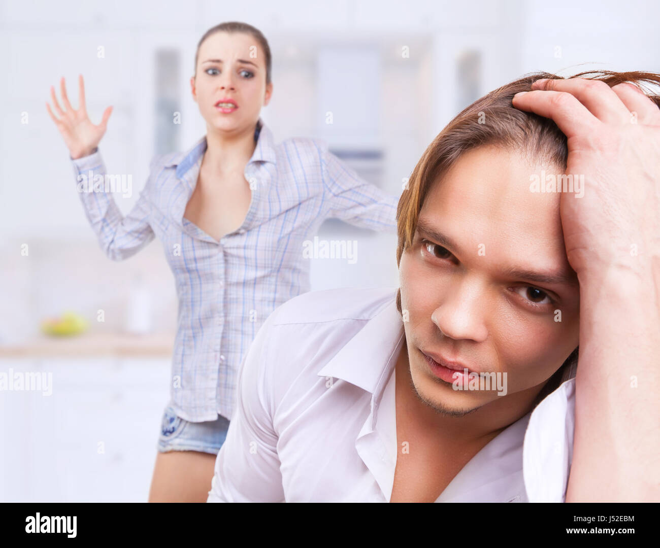 Una giovane coppia scopre il rapporto su sfondo bianco Foto Stock
