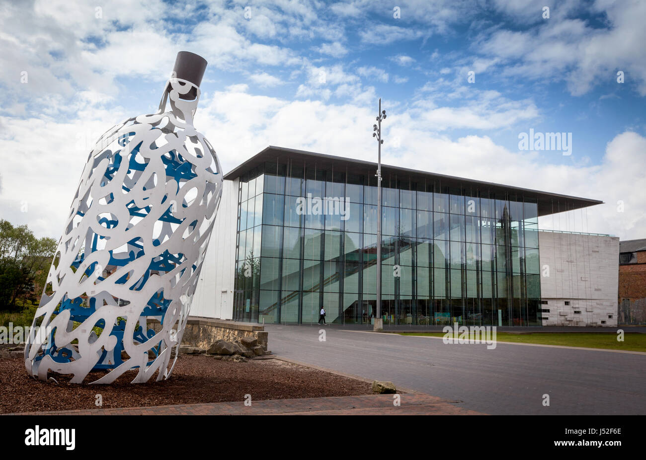 Middlesbrough Istituto di Arte Moderna con la bottiglia di note scultura Foto Stock