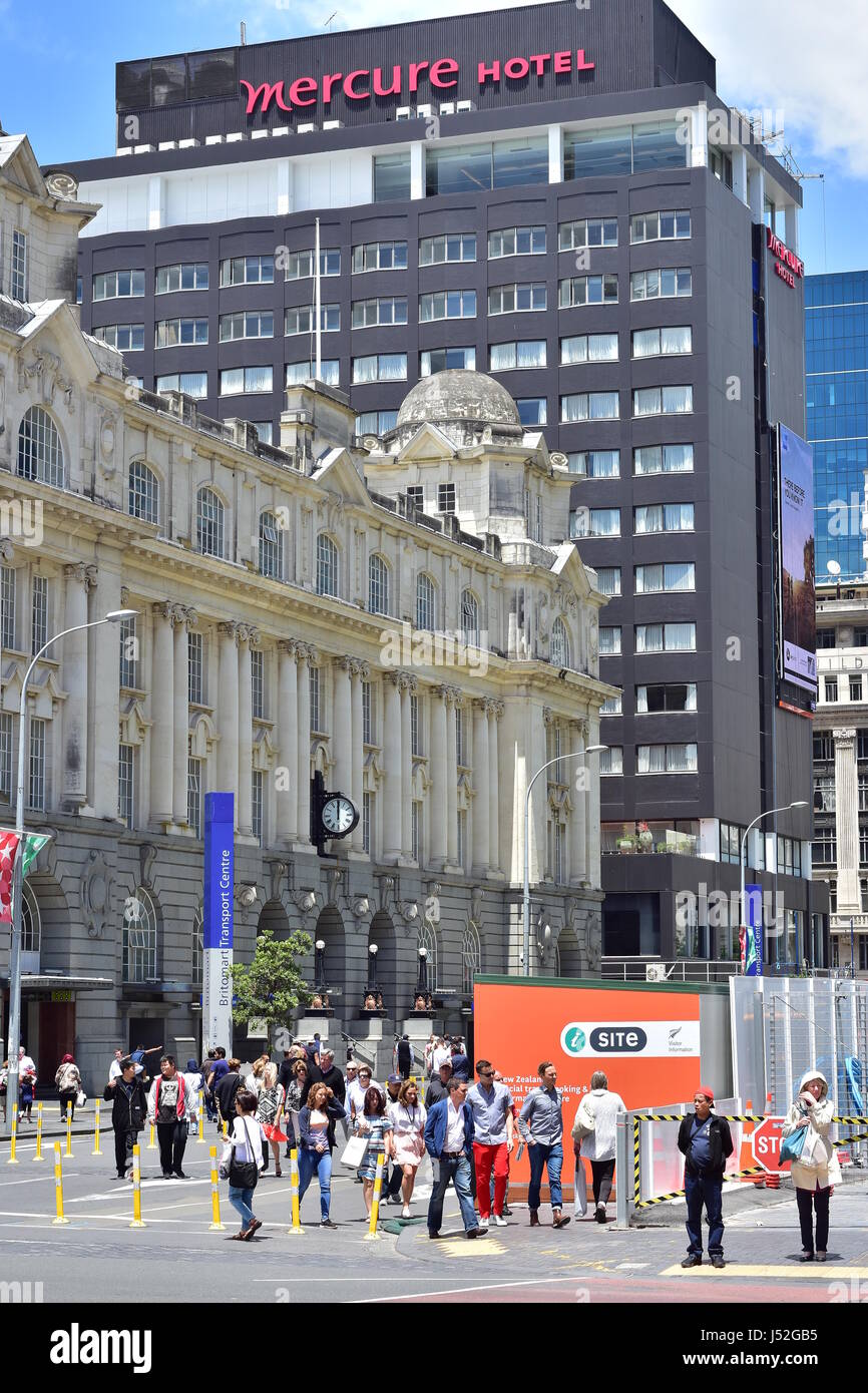 Queen Street a Auckland mostra Britomart trasporto edificio centrale e Mercure hotel in background con i pedoni che passa in un cantiere in per Foto Stock