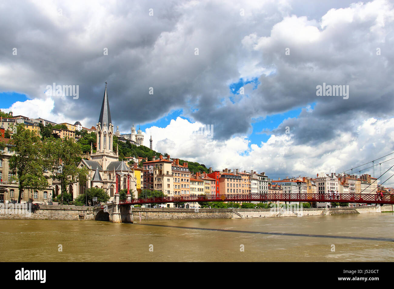 La chiesa di St. Georges e St. Georges ponte sul fiume Saone, con la Basilica di Notre Dame de Fourviere sullo sfondo, Lione, Francia Foto Stock