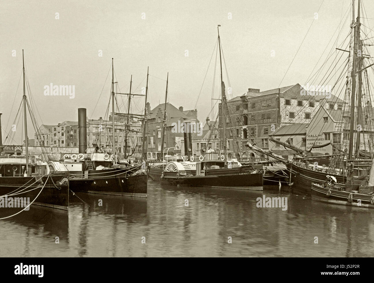 Piroscafi a ruote e le navi a vela nel porto di Weymouth Dorset, c. 1900. Sulla banchina sono magazzini e altri edifici industriali e due pub, la nave Inn e il Royal OakRoyal Foto Stock