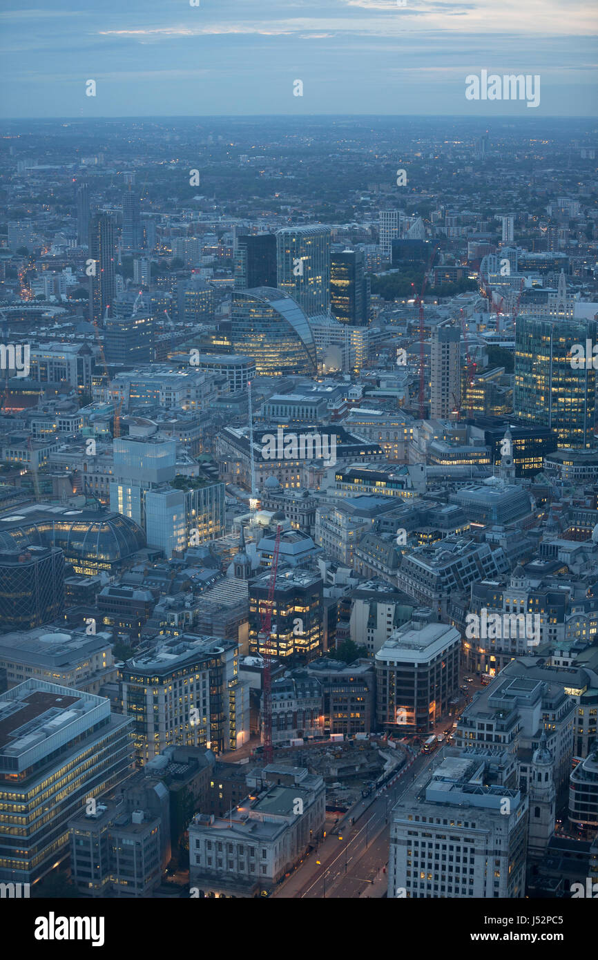 Vista aerea della città di Londra al tramonto. Con il quartiere finanziario in primo piano. Foto Stock