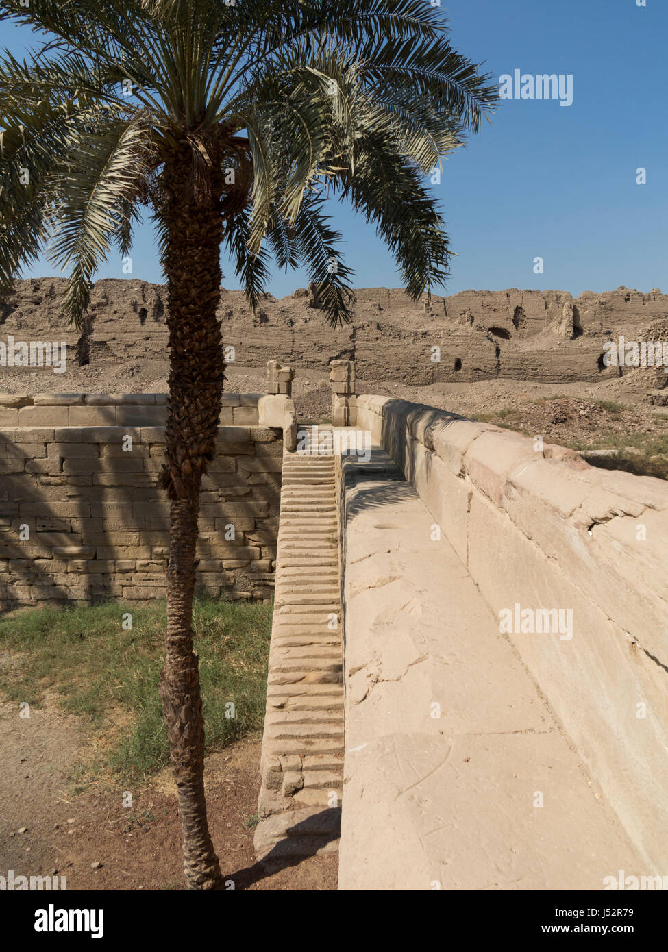 Lago sacro nel cortile esterno al tempio di Denderah, nei pressi di Qena, Egitto Foto Stock