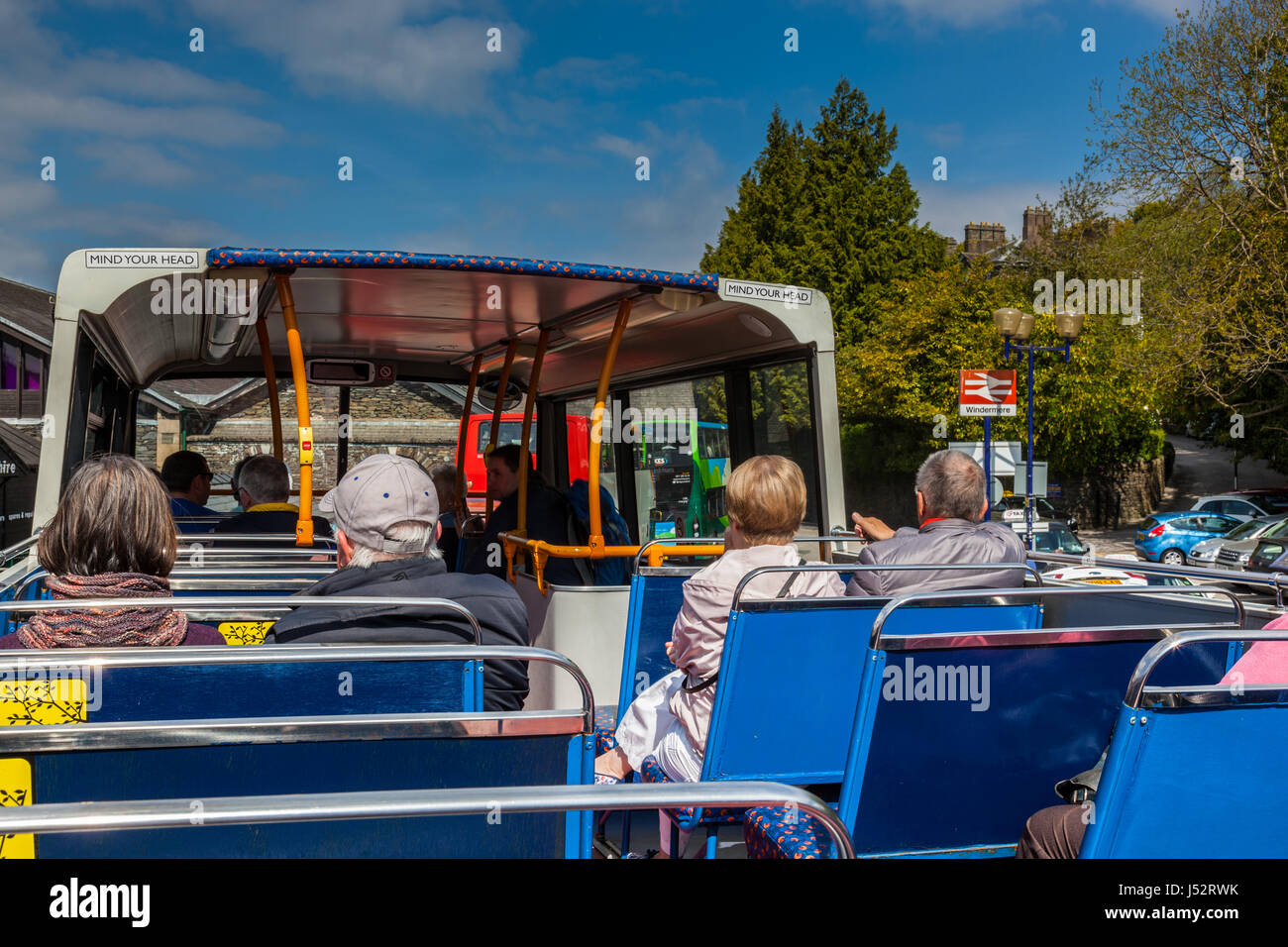 Visitatori sulla sommità aperta 599 servizio bus da Bowness on Windermere a Grasmere, Windermere, Lake District, Cumbria Foto Stock