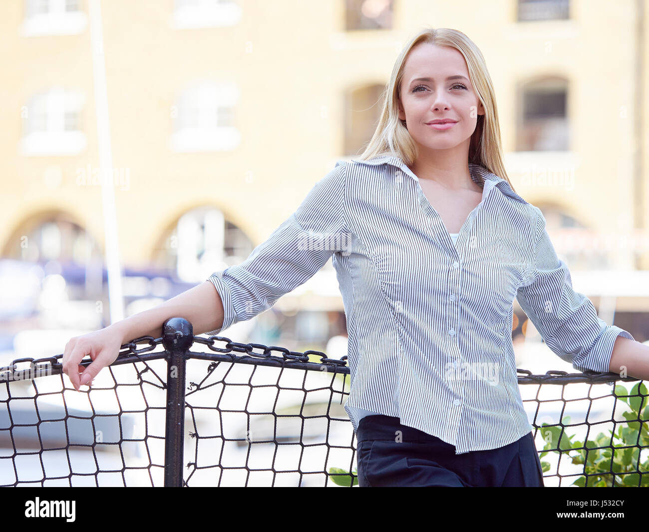 Giovane donna a St Katherine's Dock Foto Stock