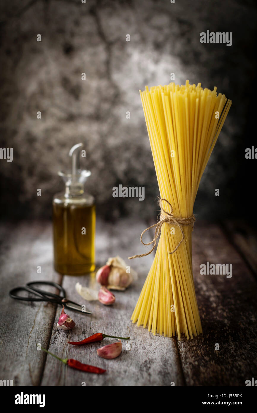 Legato essiccato gli spaghetti su un sfondo rustico Foto Stock