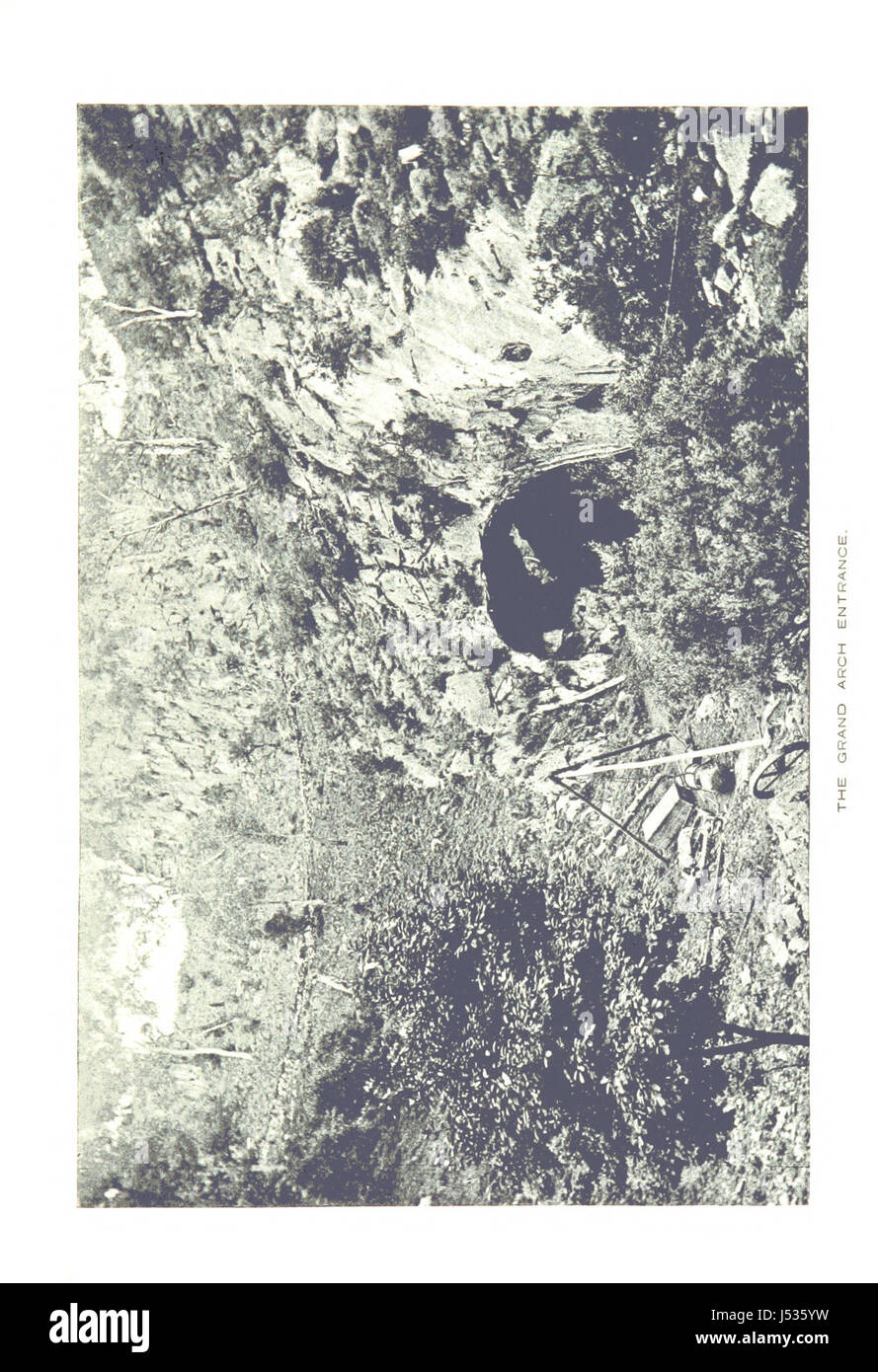 Le grotte di Jenolan, situate in Australia, sono rinomate per le loro notevoli formazioni calcaree e i paesaggi sotterranei. Questo lavoro illustrato offre un'escursione in queste meraviglie naturali, fornendo piastre dettagliate e una mappa per una comprensione più approfondita delle caratteristiche geografiche e geologiche delle grotte. Foto Stock