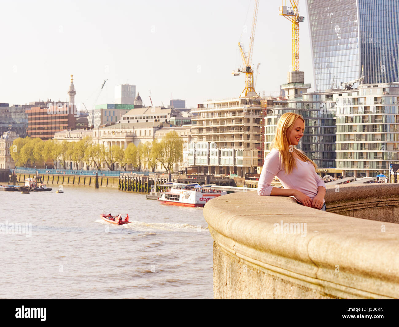 Giovane donna su Tower Bridge Foto Stock