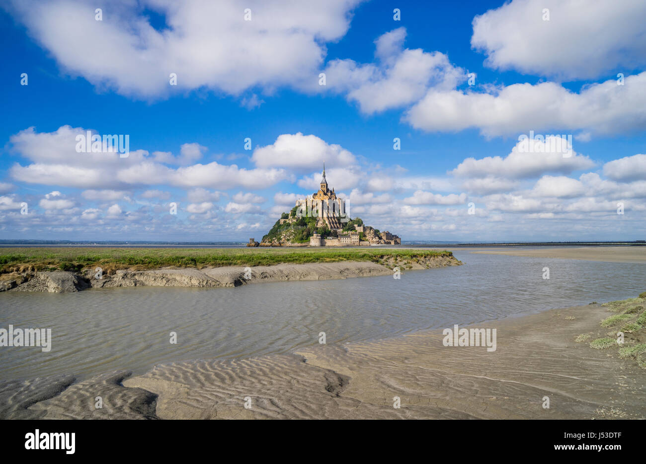 Francia, Normandia, vista di Mont Saint-Michel nell' estuario del fiume Couesnon Foto Stock